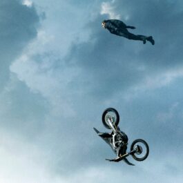 Cascadoria cea mai periculoasă este făcută chiar de Tom Cruise. El sare de pe o motocicletă. Are în spate o parașută pe care o va deschide.