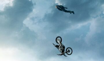 Cascadoria cea mai periculoasă este făcută chiar de Tom Cruise. El sare de pe o motocicletă. Are în spate o parașută pe care o va deschide.