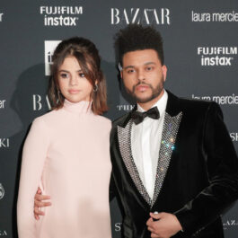 Selena Gomez a pus capăt zvonurilor despre The Weeknd. Cei doi sunt prezenți la un eveniment. Ea poartă o rochie roz, elegantă. El are un sacou negru cu guler sclipitor.