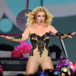 Britney Spears promovează noul proiect „Sex N Diamonds”. Aici este pe scenă în timpul unui concert