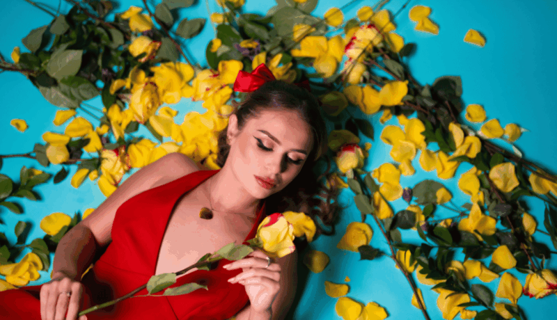 Bianca Mangu lansează „Au rămas doar florile” – o piesă despre puterea de a merge mai departe